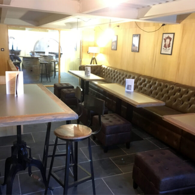 Dessus de tables en chêne et stratifié aluminium au Double V