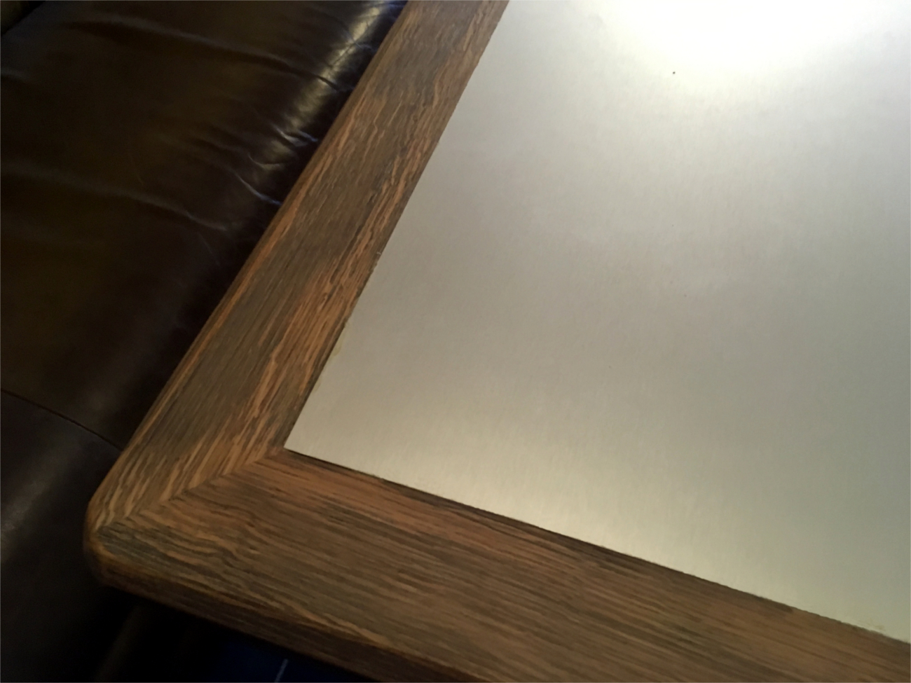 Dessus de tables en chêne et stratifié aluminium au Double V