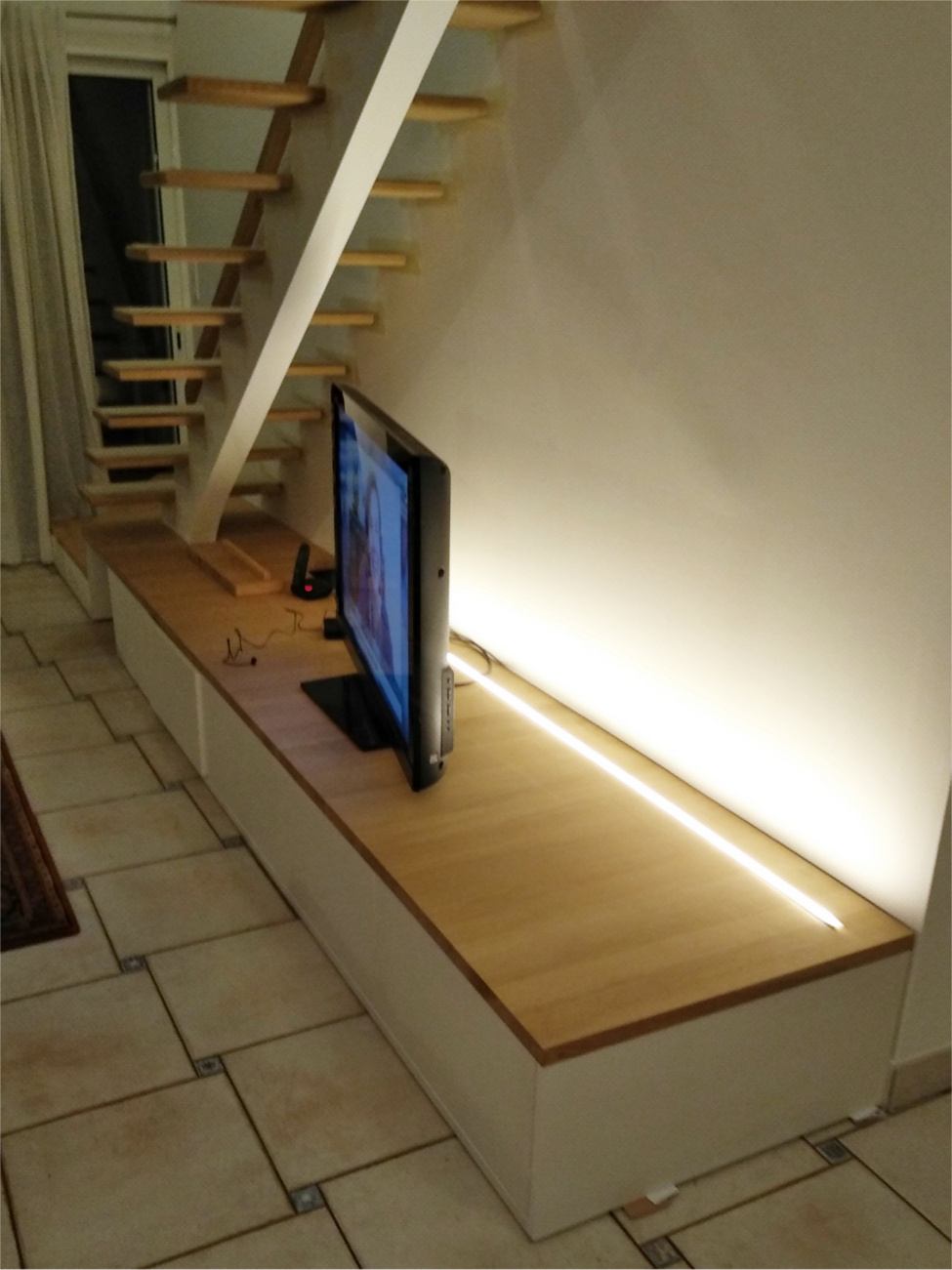 Aménagement sous escalier meuble télé chêne massif, mélaminé et médium laqué blanc