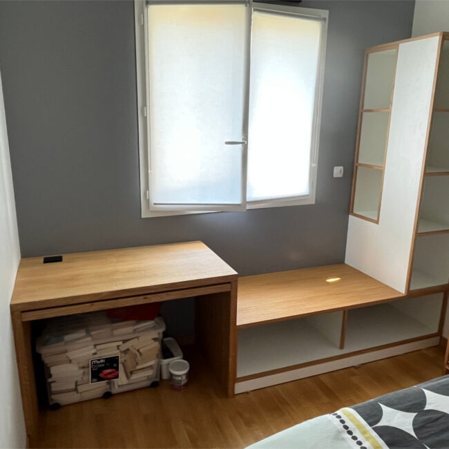 Bureau, banquette et bibliothèque en chêne et mélaminé blanc