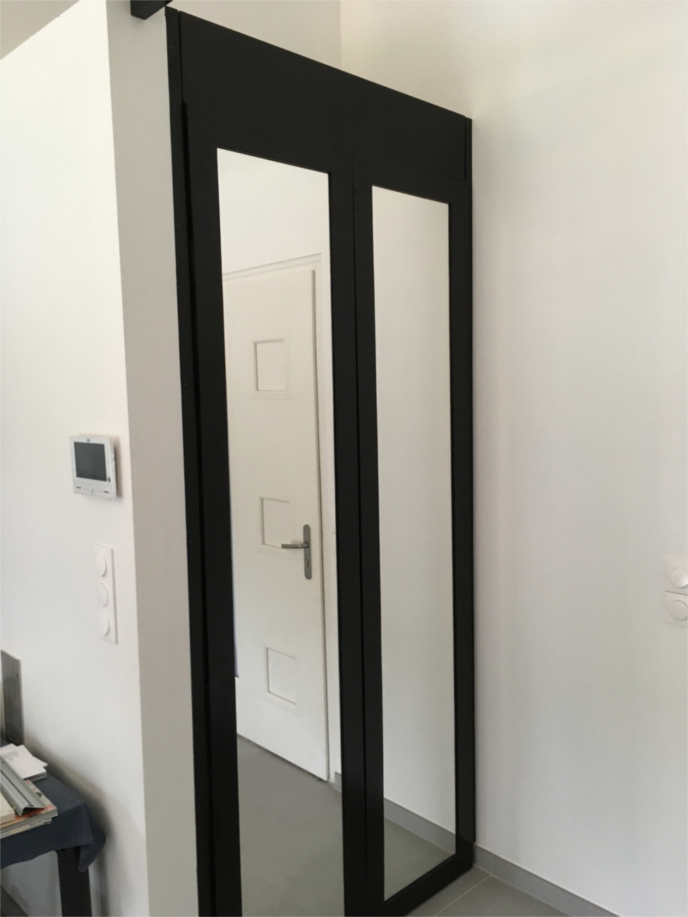 Porte de placard en pin peint en noir avec miroir