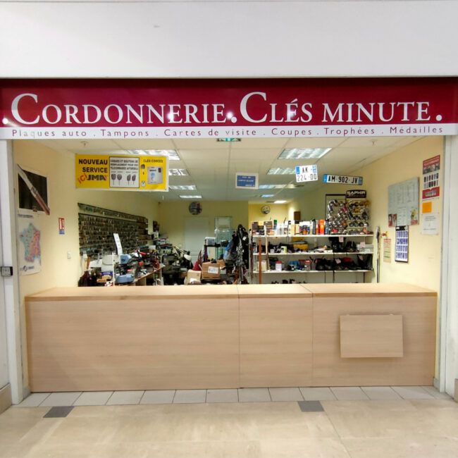 Relooking comptoir d'accueil du cordonnier en mélaminé et stratifié chêne