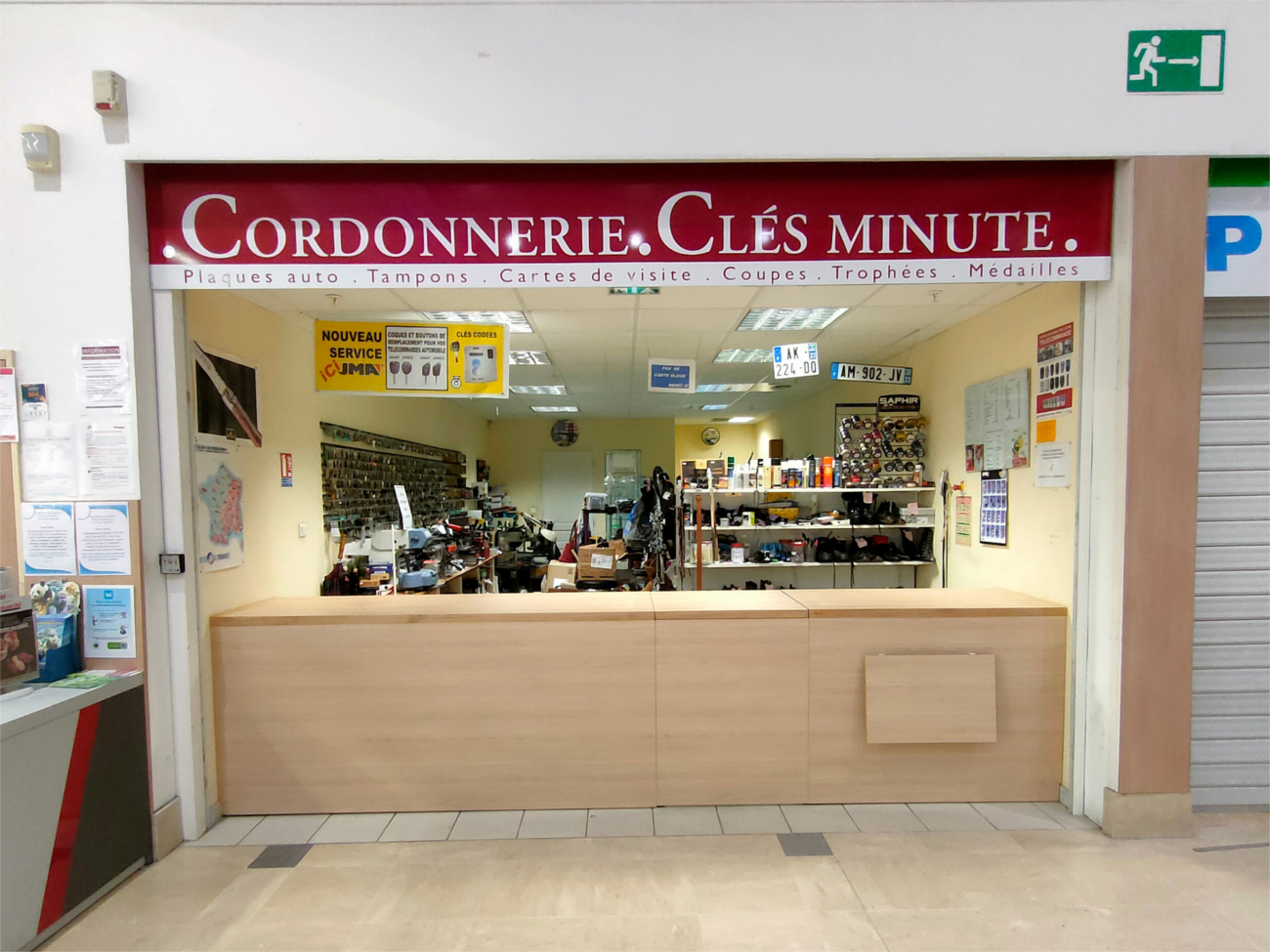 Relooking comptoir d'accueil du cordonnier en mélaminé et stratifié chêne