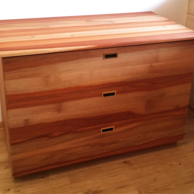 Commode en niové