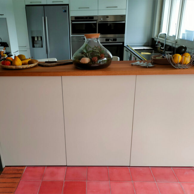 Comptoir de cuisine chêne massif portes médium laqué