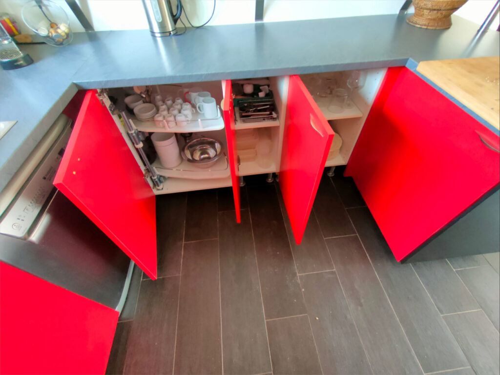 Façades de cuisine en stratifié rouge - Perle d'Ébène