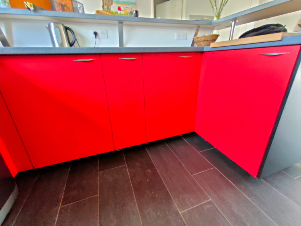 Façades de cuisine en stratifié rouge - Perle d'Ébène
