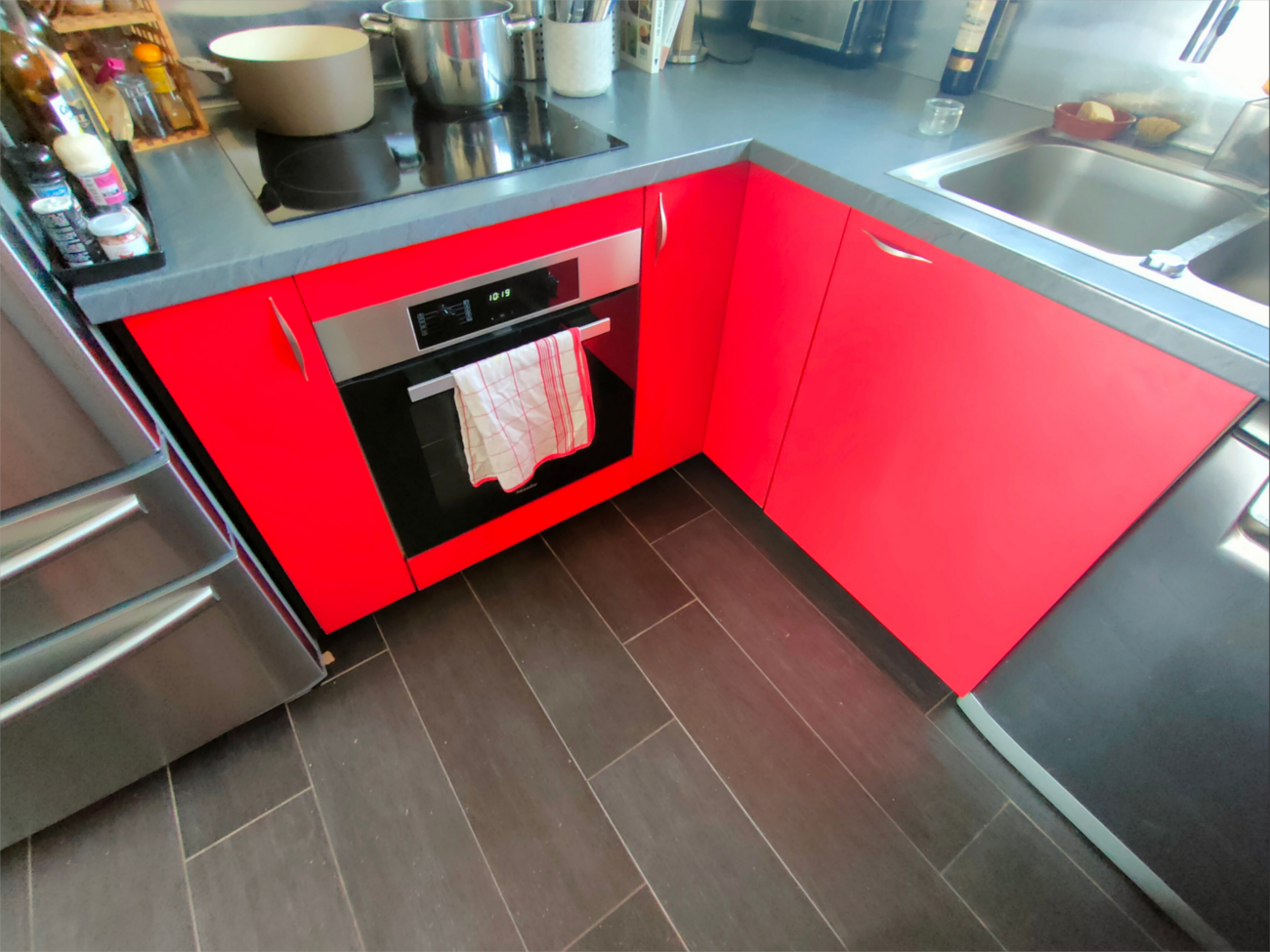 Façades de meuble de cuisine en stratifié rouge