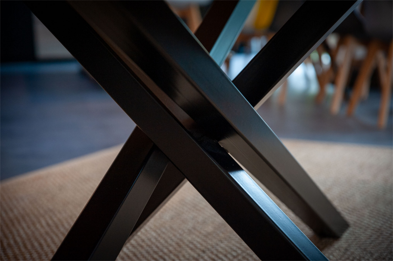 Table mikado pin massif pieds métalliques thermolaqués noir