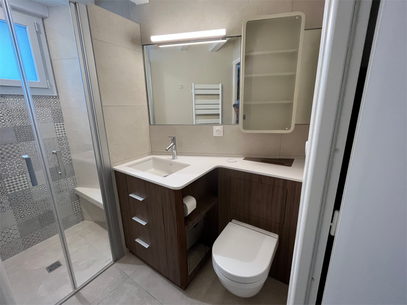 Armoire de toilette en médium laqué et meuble de salle de bain en stratifié avec poubelle et brosse intégrée