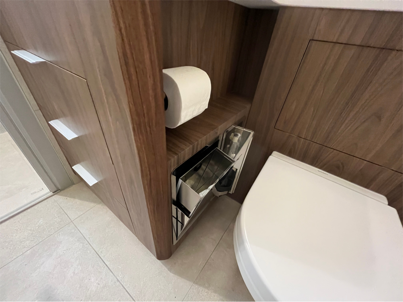 Armoire de toilette en médium laqué et meuble de salle de bain en stratifié avec poubelle et brosse intégrée