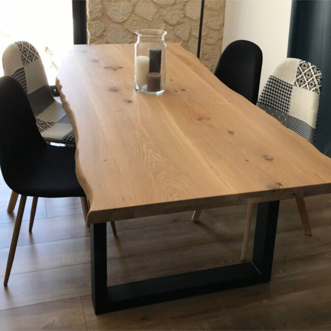 Table en chêne massif sur pied métallique carrés laqué noir