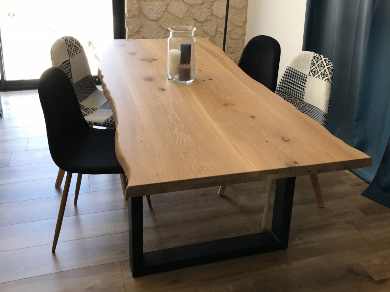 Table en chêne massif sur pied métallique carrés laqué noir