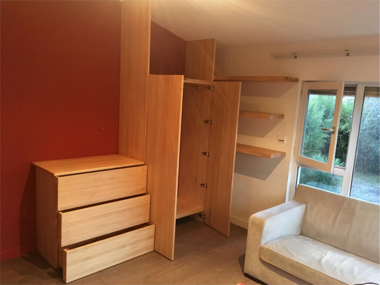 Aménagement de chambre à coucher en pin radiata avec placard, commode et étagères