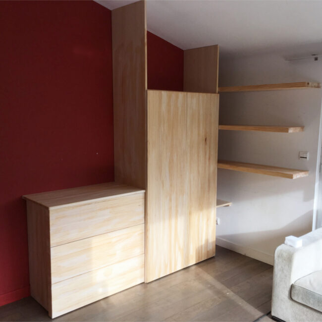 Aménagement de chambre à coucher en pin radiata avec placard, commode et étagères