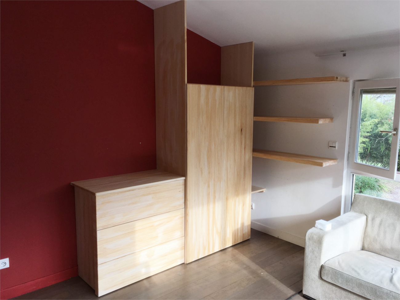 Aménagement de chambre à coucher en pin radiata avec placard, commode et étagères