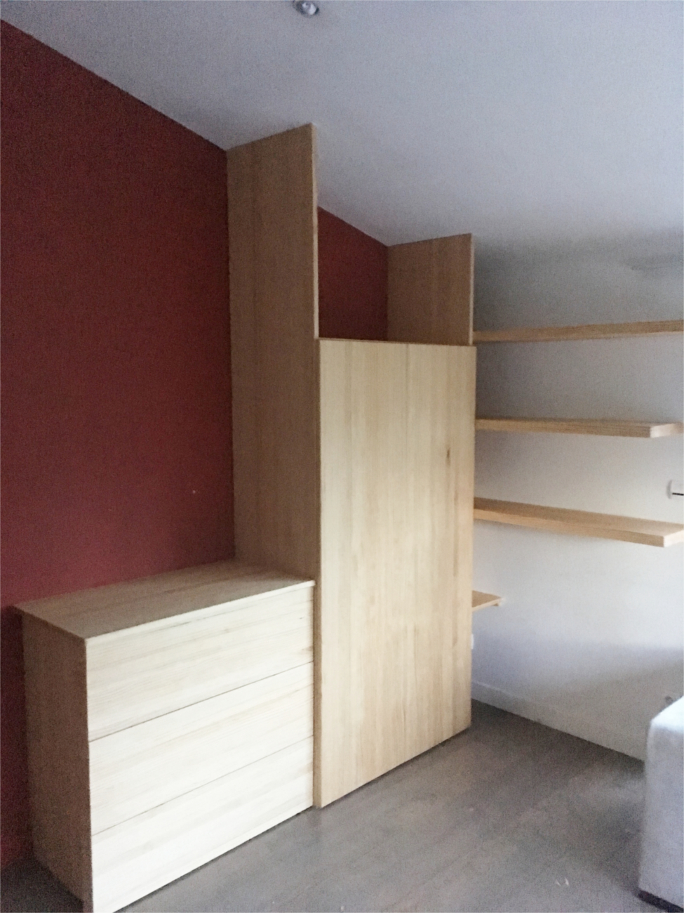 Aménagement de chambre à coucher en pin radiata avec placard, commode et étagères