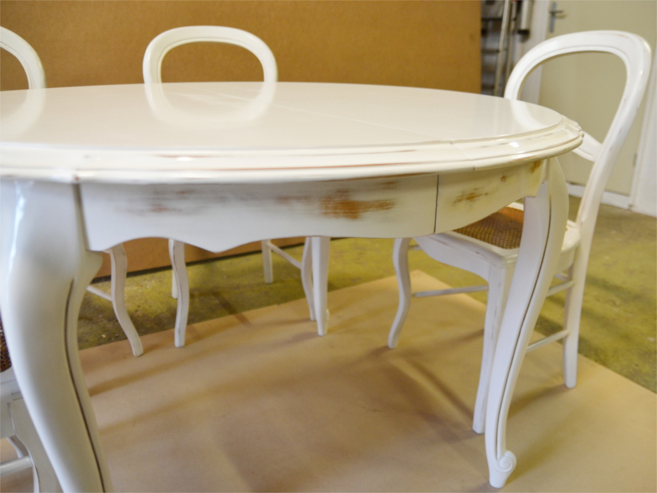 Relooking table et chaises en merisier en blanc patiné