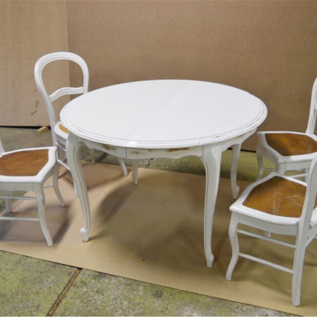 Relooking table et chaises en merisier en blanc patiné
