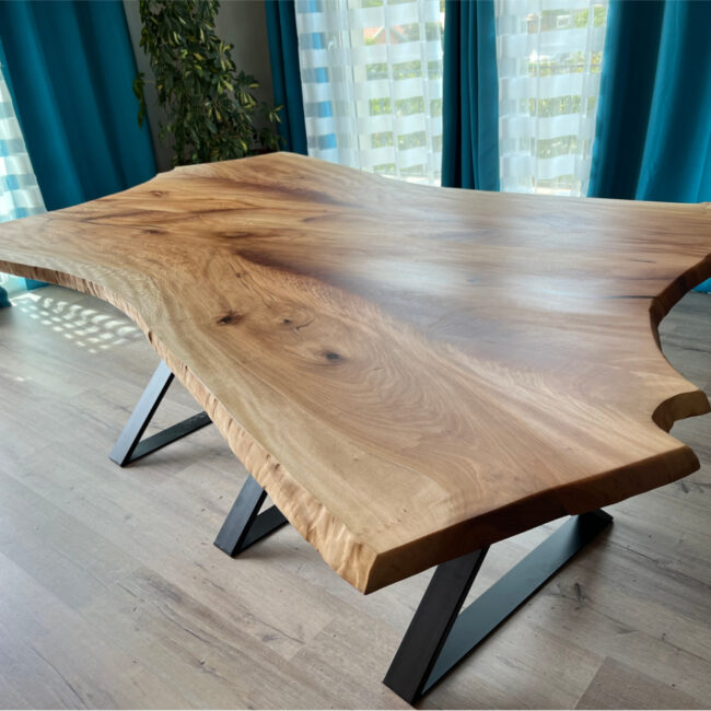 Table en platane massif et résine transparente avec piétement métallique