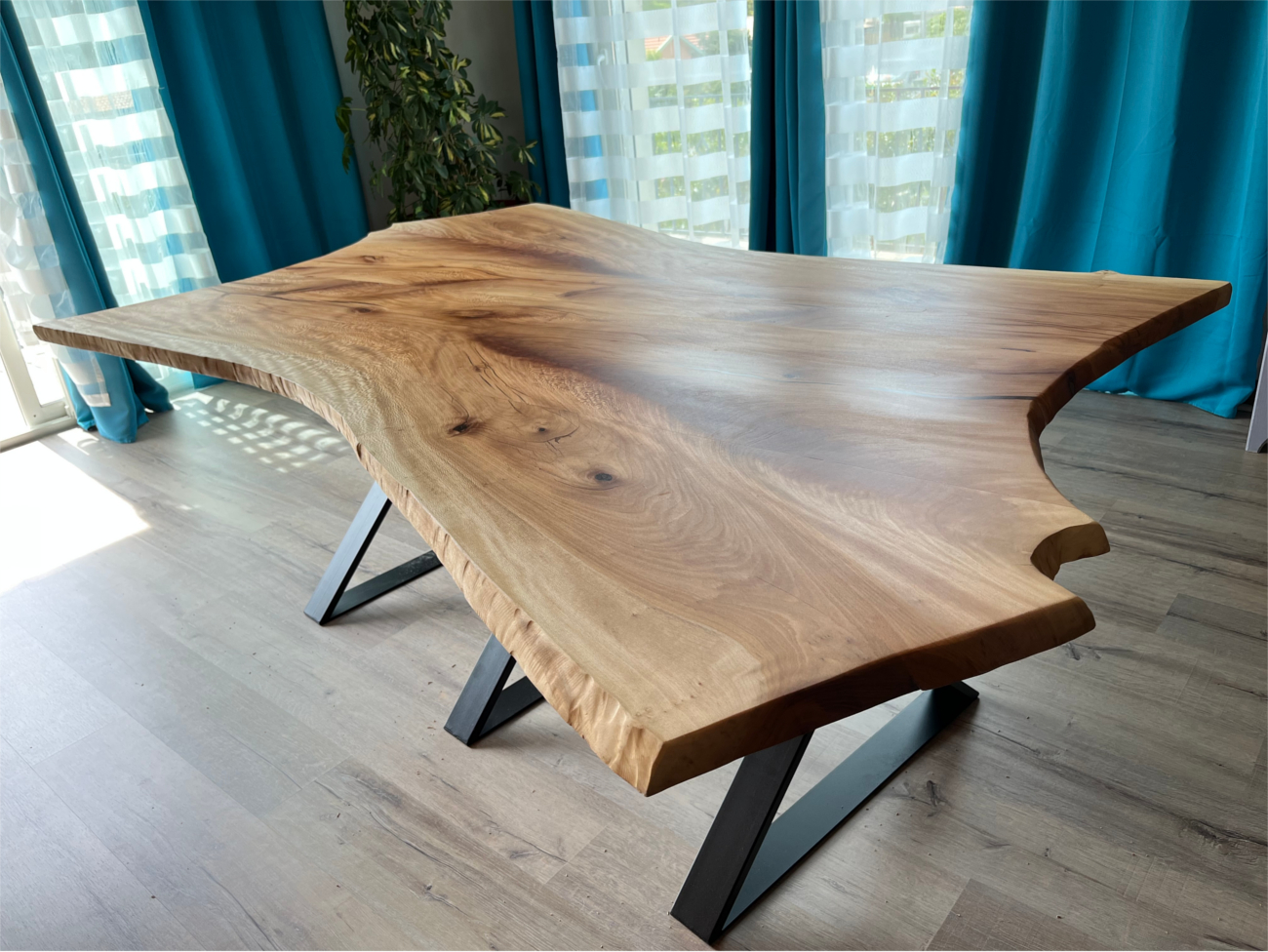 Table en platane massif et résine transparente avec piétement métallique