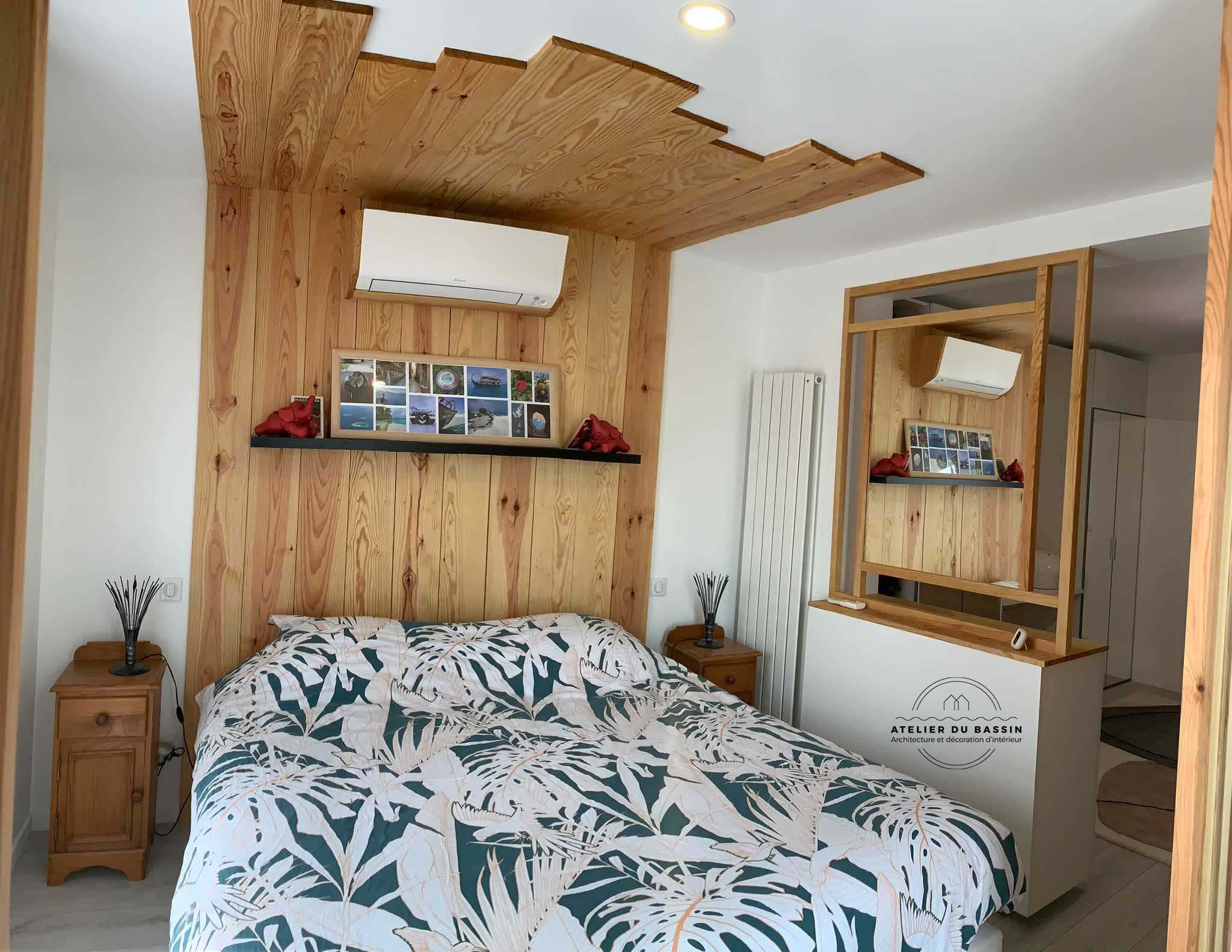 Tête de lit, meuble de séparation avec miroir et claustras en pin massif