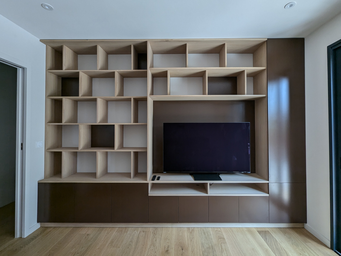 Agencement meuble télé bibliothèque en chêne et médium laqué chocolat