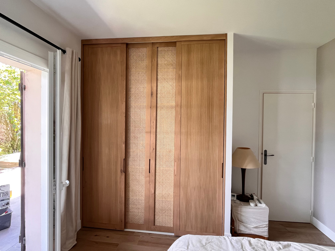 Portes de placard coulissantes en chêne massif et cannage
