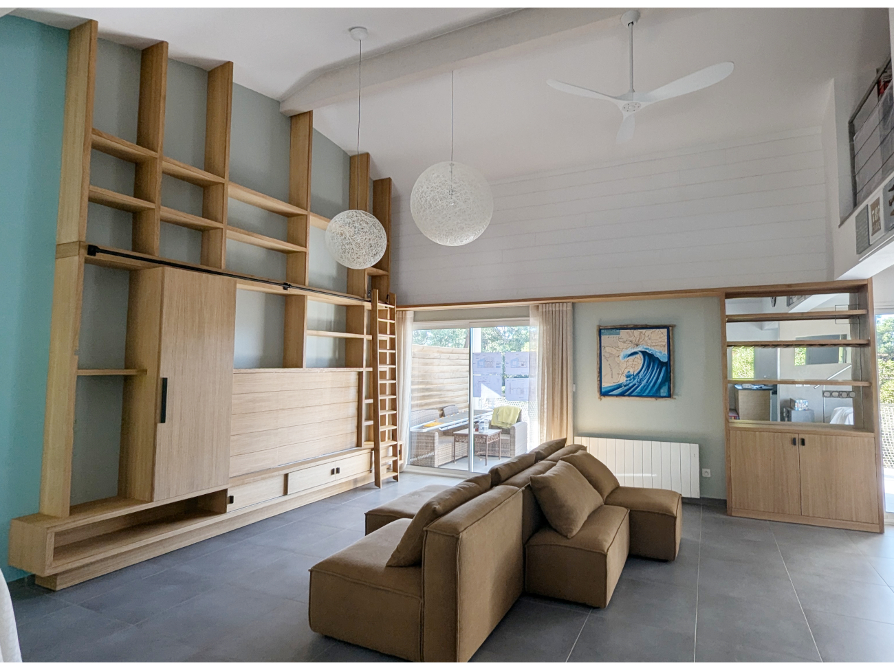 Bibliothèque avec échelle meuble télé et armoire bar en chêne et bandeau led