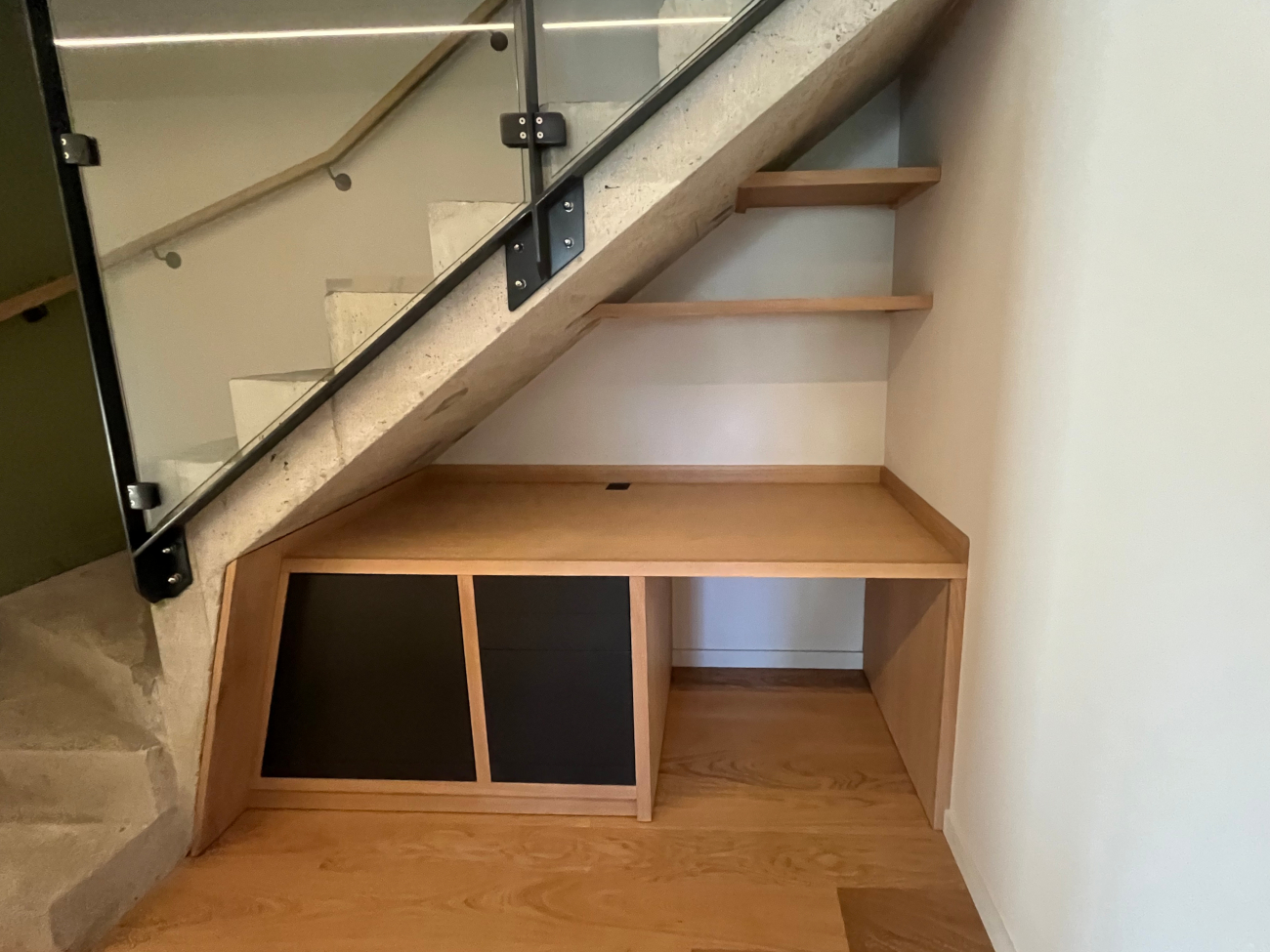 Bureau sous escalier en chêne massif et plaqué et medium laqué anthracite