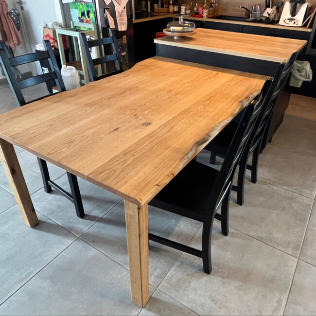 Table à rallonge en chêne massif et rangements en stratifié noir