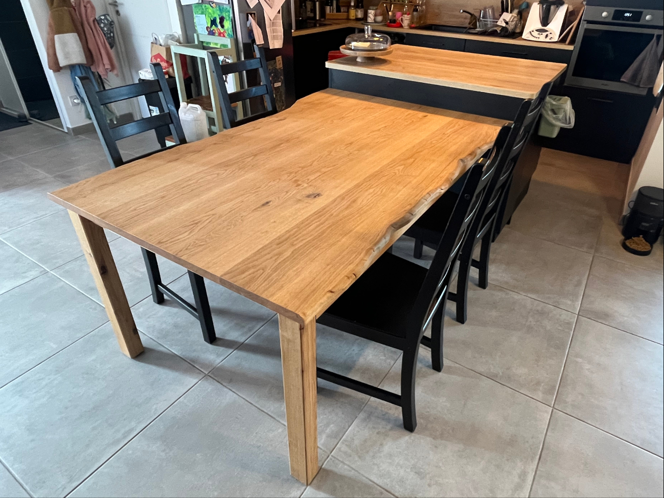 Table à rallonge en chêne massif et rangements en stratifié noir