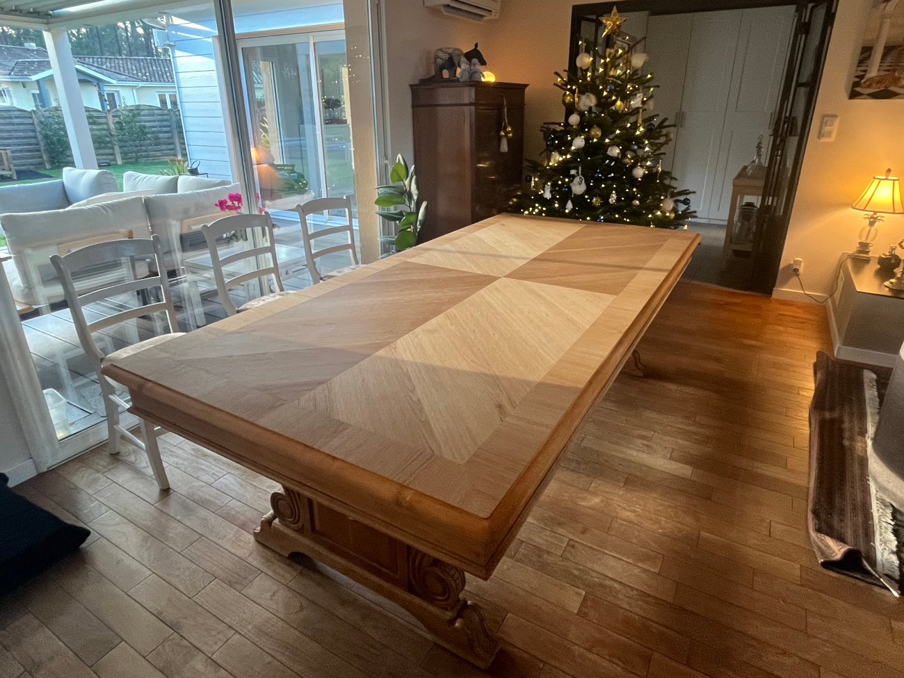 Restauration d'un plateau de table placage chêne massif