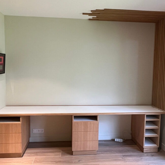 Bureau en chêne et stratifié, tasseaux décoratifs en chêne, homologué Artisans Ébénistes de France