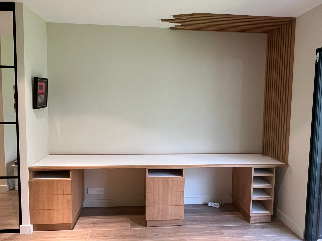Bureau en chêne et stratifié, tasseaux décoratifs en chêne, homologué Artisans Ébénistes de France