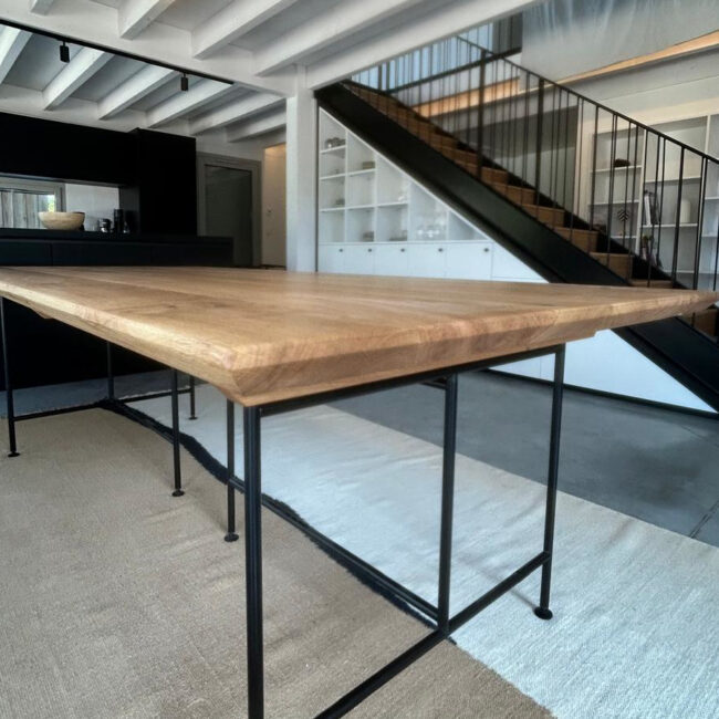 Ensemble table agencement sous escalier et bibliothèque