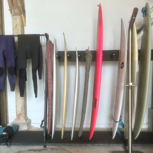 Support à planches de surf et combinaisons en pin du nord rouge teinté noir
