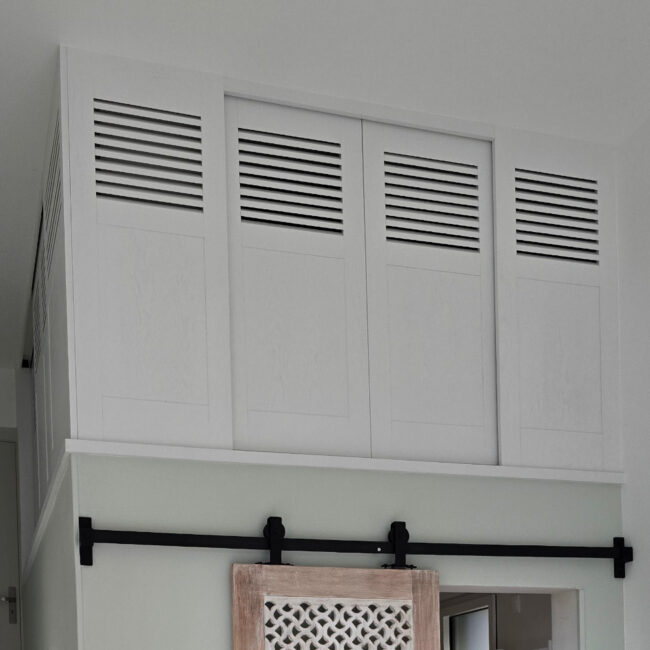 Dressing haut en frêne massif avec penderie escamotable et portes semi persiennes