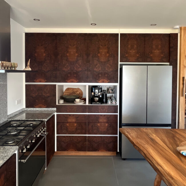 Façades de meuble de cuisine en loupe de noyer d'Amérique