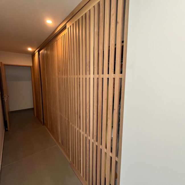 Portes de placard coulissantes en claustras en chêne massif