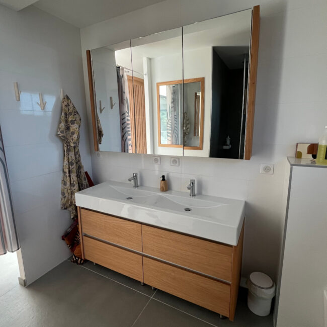 Relooking de meuble de salle de bain haut et bas avec du chêne