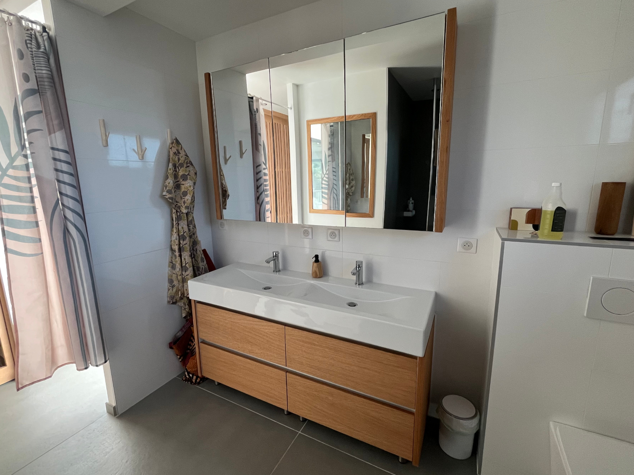 Relooking de meuble de salle de bain haut et bas avec du chêne