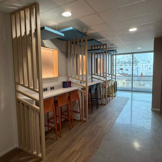 Espace de travail avec claustras, cadres et cimaises