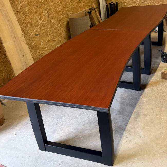 Rénovation de deux plateaux de table en placage sapelli massif et fabrication de piétement carrés en frêne massifs laqués noirs