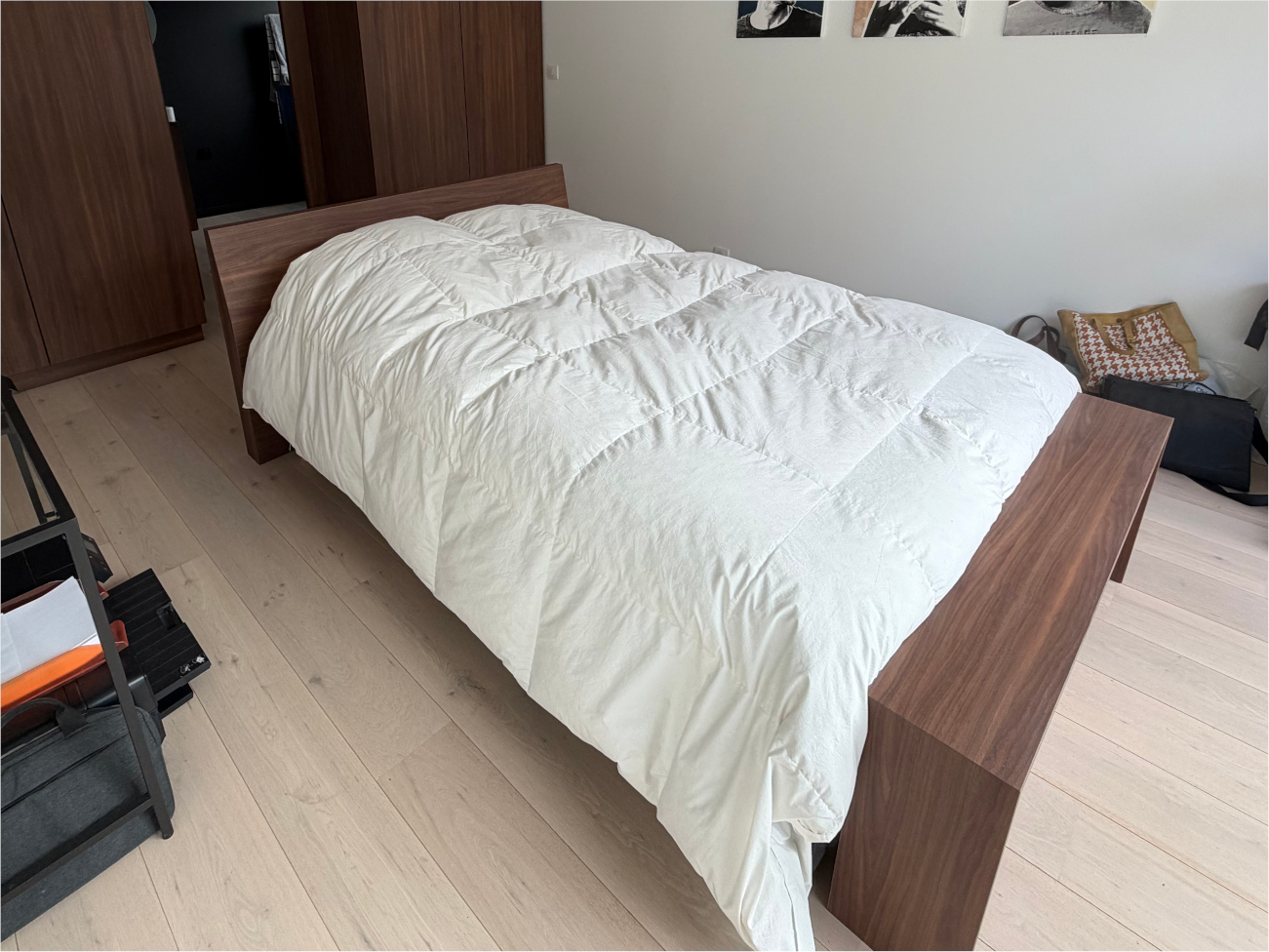 Tete de lit, bout de lit et table de chevet en stratifié walnut